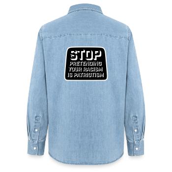 Arrêtez de faire semblant que votre racisme est une politique patriotique - Chemise en denim femme bio Stanley/Stella - bleu clair délavé - Dos - AI Model Female 172 light (172cm)