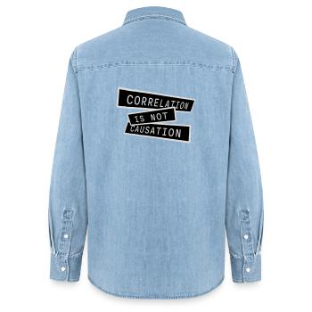 Correlation Is Not Causation Nerd Wissenschaft - Frauen Jeanshemd Organic von Stanley/Stella - verwaschenes Hellblau - Hinten - AI Model Female 172 light (172cm)