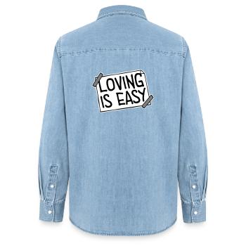 Aimer est facile Logo romantique inspirant - Chemise en denim femme bio Stanley/Stella - bleu clair délavé - Dos - AI Model Female 172 light (172cm)