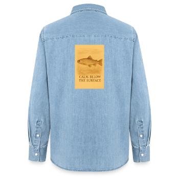 Empreinte de truite calme sous la surface - Chemise en denim femme bio Stanley/Stella - bleu clair délavé - Dos - AI Model Female 172 light (172cm)