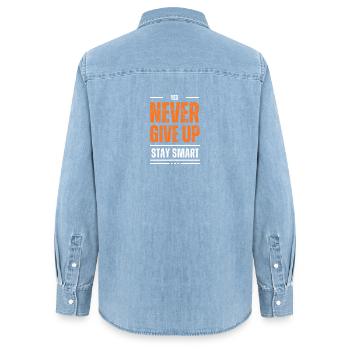 Devise Ne jamais abandonner Reste Intelligent - Chemise en denim femme bio Stanley/Stella - bleu clair délavé - Dos - AI Model Female 172 light (172cm)