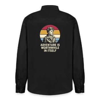 Amelia Earhart Das Abenteuer ist lohnenswert - Relaxed Fit Unisex Organic Hemd von Stanley/Stella - washed Black - Hinten - AI Model Male 178 light (178cm)