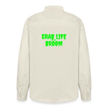 Grab Life by the Broom Design graphique - Chemise unisexe coupe décontractée bio Stanley/Stella - écru doux - Dos - AI Model Male 178 light (178cm)