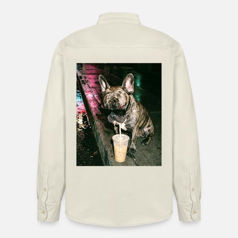 Bouledogue français buvant du café glacé - Chemise unisexe coupe décontractée bio Stanley/Stella - écru doux