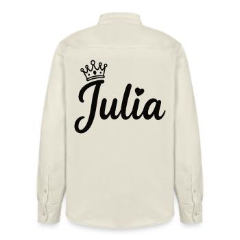 Julia Name Krone Herz Kalligraphie personalisiert - Relaxed Fit Unisex Organic Hemd von Stanley/Stella - Natur - Hinten - AI Model Male 178 light (178cm)
