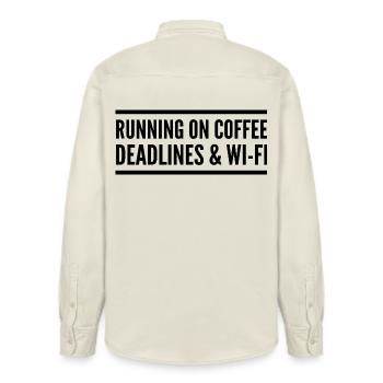 Angetrieben von Kaffee, Delays und Wi-Fi - Relaxed Fit Unisex Organic Hemd von Stanley/Stella - Natur - Hinten - AI Model Male 178 light (178cm)