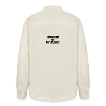 Ueberarbeitet und unterzuckert schwarz - Relaxed Fit Unisex Organic Hemd von Stanley/Stella - Natur - Hinten - AI Model Male 178 light (178cm)
