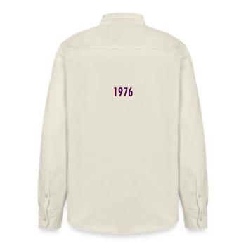 Jahreszahl 1976 Neonstil - Relaxed Fit Unisex Organic Hemd von Stanley/Stella - Natur - Hinten - AI Model Male 178 light (178cm)