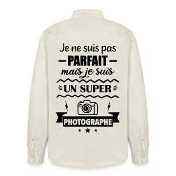 Pas parfait mais super photographe - Chemise unisexe coupe décontractée bio Stanley/Stella - écru doux - Dos - AI Model Male 178 light (178cm)
