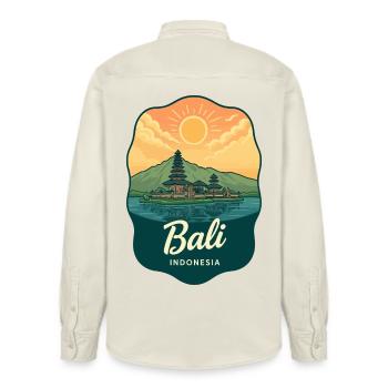 Badge de voyage Vintage Sunset du Temple de Bali - Chemise unisexe coupe décontractée bio Stanley/Stella - écru doux - Dos - AI Model Male 178 light (178cm)