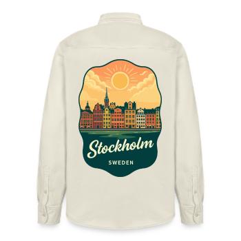 Stockholm Gamla Stan Retro Sunset Abzeichen - Relaxed Fit Unisex Organic Hemd von Stanley/Stella - Natur - Hinten - AI Model Male 178 light (178cm)