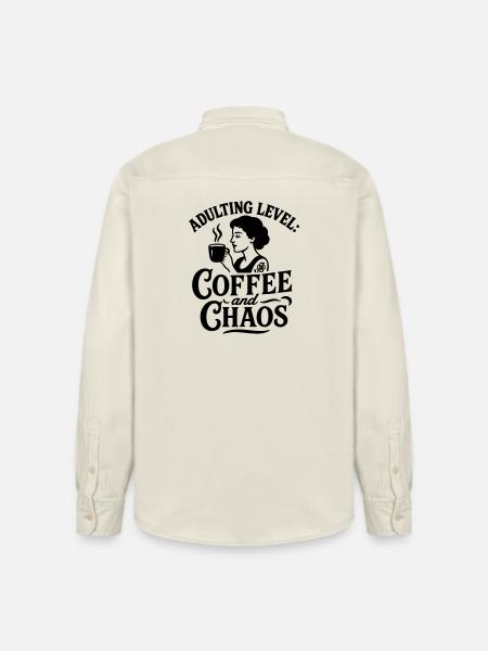Kaffe sjovt ordsprog kaos sjove ordsprog arbejde - Stanley/Stella unisex skjorte afslappet pasform økologisk - blød ecru