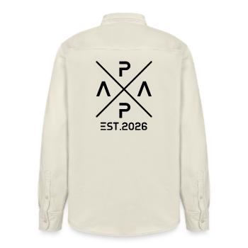 Père fondé en 2026 Papa en 2026 Première fois Papa en 2026 - Chemise unisexe coupe décontractée bio Stanley/Stella - écru doux - Dos - AI Model Male 178 light (178cm)