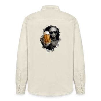 Alien Drinking Beer Looking Out Of Shirt - Relaxed Fit Unisex Organic Hemd von Stanley/Stella - Natur - Hinten - AI Model Male 178 light (178cm)