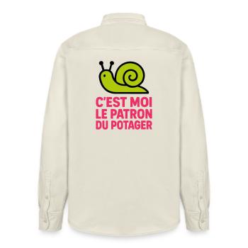 C'est Moi le Patron du Potager : Design Escargot - Chemise unisexe coupe décontractée bio Stanley/Stella - écru doux - Dos - AI Model Male 178 light (178cm)