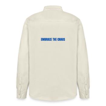 Adoptez la typographie audacieuse du chaos - Chemise unisexe coupe décontractée bio Stanley/Stella - écru doux - Dos - AI Model Male 178 light (178cm)