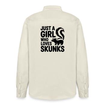 Fille moufette Juste une fille qui aime les moufettes - Chemise unisexe coupe décontractée bio Stanley/Stella - écru doux - Dos - AI Model Male 178 light (178cm)