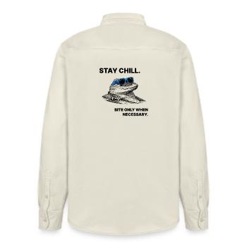 Stay Chill – Krokodil Spruch Halftone Style - Relaxed Fit Unisex Organic Hemd von Stanley/Stella - Natur - Hinten - AI Model Male 178 light (178cm)