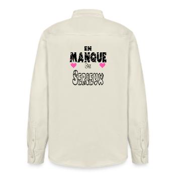 En Manque de Sérieux - Chemise unisexe coupe décontractée bio Stanley/Stella - écru doux - Dos - AI Model Male 178 light (178cm)