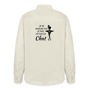 Je ne marche pas, je fais un pas de chat - Chemise unisexe coupe décontractée bio Stanley/Stella - écru doux - Dos - AI Model Male 178 light (178cm)