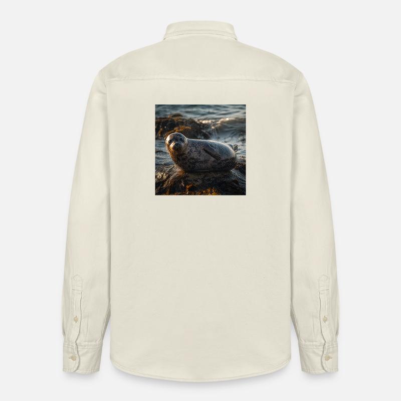 Robbe auf der Klippe am Meer - Relaxed Fit Unisex Organic Hemd von Stanley/Stella - Natur
