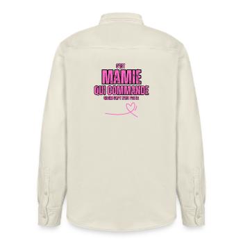C'est Mamie Qui Commande Quand papy n'est Pas la - Chemise unisexe coupe décontractée bio Stanley/Stella - écru doux - Dos - AI Model Male 178 light (178cm)