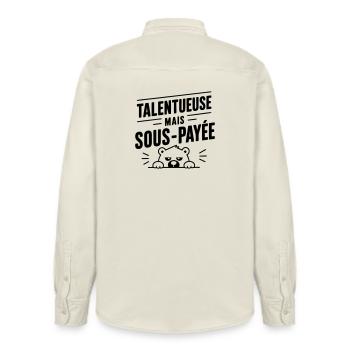 Talentueuse mais sous-payée | Humour Travail - Chemise unisexe coupe décontractée bio Stanley/Stella - écru doux - Dos - AI Model Male 178 light (178cm)