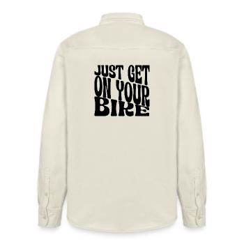 JUST YOUR BIKE - Relaxed Fit Unisex Organic Hemd von Stanley/Stella - Natur - Hinten - AI Model Male 178 light (178cm)