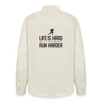 Das Leben ist hart. Laufen Sie härter. - Relaxed Fit Unisex Organic Hemd von Stanley/Stella - Natur - Hinten - AI Model Male 178 light (178cm)