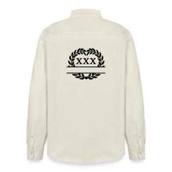 Dreißig Jahre, in lateinischen Ziffern Lorbeerkranz - Relaxed Fit Unisex Organic Hemd von Stanley/Stella - Natur - Hinten - AI Model Male 178 light (178cm)