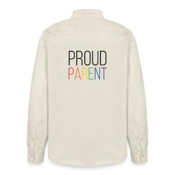 Mois de la fierté LGBTQ - Proud Parent - Chemise unisexe coupe décontractée bio Stanley/Stella - écru doux - Dos - AI Model Male 178 light (178cm)