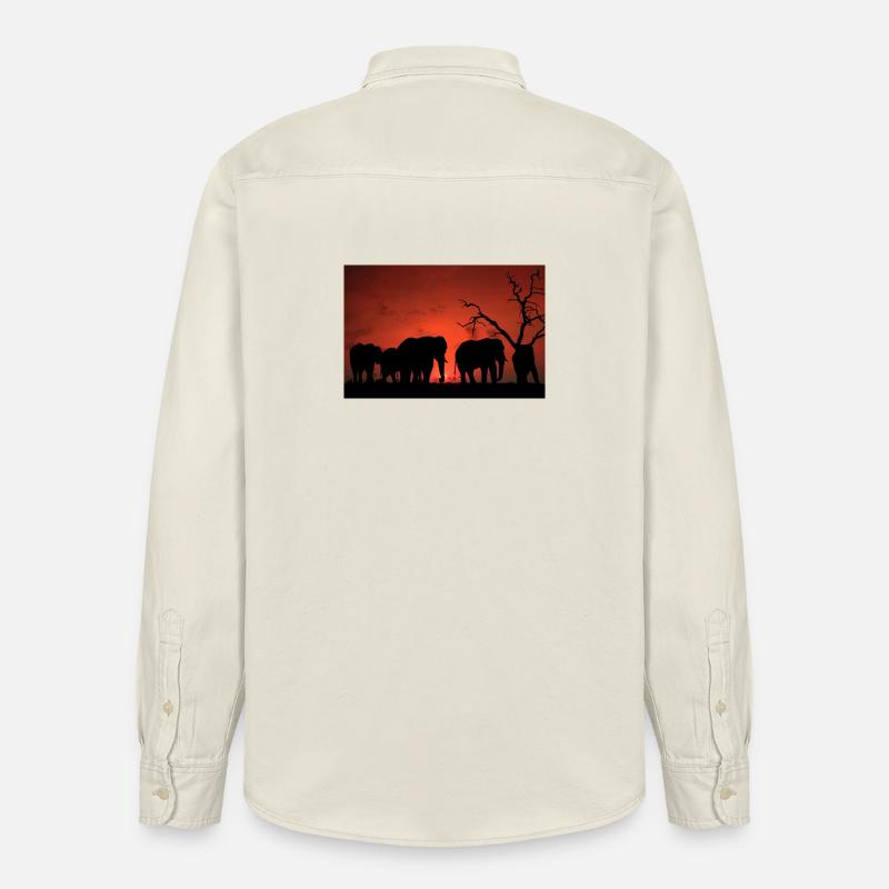 Silhouette d’éléphants au coucher du soleil - Chemise unisexe coupe décontractée bio Stanley/Stella - écru doux