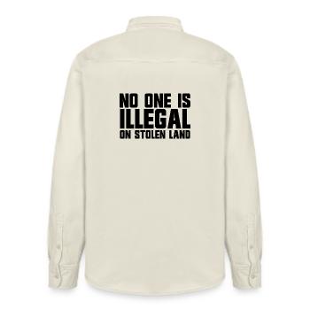 Niemand ist illegal auf gestohlenem Land - Relaxed Fit Unisex Organic Hemd von Stanley/Stella - Natur - Hinten - AI Model Male 178 light (178cm)
