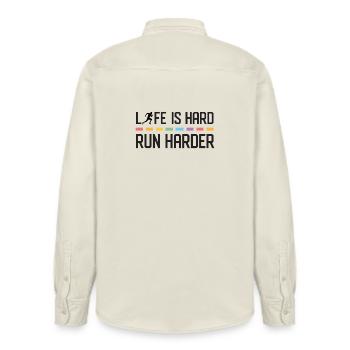 Das Leben ist hart. Laufen Sie härter. - Relaxed Fit Unisex Organic Hemd von Stanley/Stella - Natur - Hinten - AI Model Male 178 light (178cm)