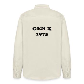 Gen X 1973 Retro Emblem - Relaxed Fit Unisex Organic Hemd von Stanley/Stella - Natur - Hinten - AI Model Male 178 light (178cm)
