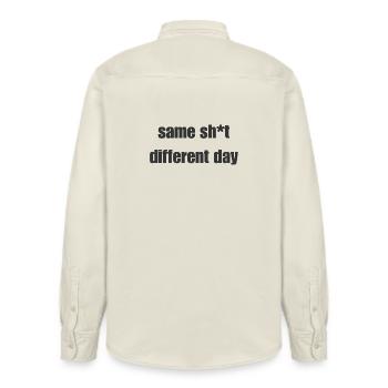 Same Shit Different Day – Sarkastisches Statement - Relaxed Fit Unisex Organic Hemd von Stanley/Stella - Natur - Hinten - AI Model Male 178 light (178cm)