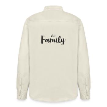 Nous sommes une famille – Écriture de Déclaration Aimante - Chemise unisexe coupe décontractée bio Stanley/Stella - écru doux - Dos - AI Model Male 178 light (178cm)