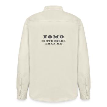 FOMO EST PLUS FORT QUE MOI - Chemise unisexe coupe décontractée bio Stanley/Stella - écru doux - Dos - AI Model Male 178 light (178cm)