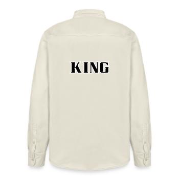 King Classic Text - Relaxed Fit Unisex Organic Hemd von Stanley/Stella - Natur - Hinten - AI Model Male 178 light (178cm)
