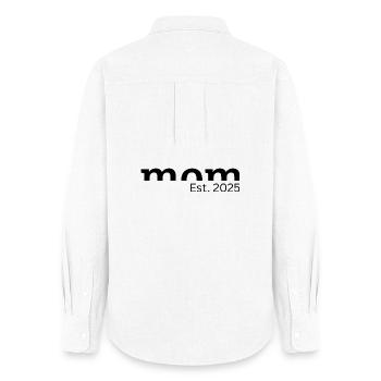 Mom Est. 2025 - Geschenk für werdende Mütter - Frauen Oxford Hemd - Weiß - Hinten - AI Model Female 172 light (172cm)