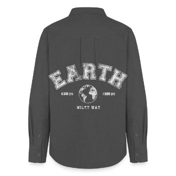 Earth Day - Frauen Oxford Hemd - Anthrazit - Hinten - AI Model Female 172 light (172cm)