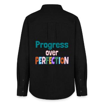 Citation de motivation Progress Over Perfection - Chemise Oxford Femme - noir - Dos - AI Model Female 172 light (172cm)