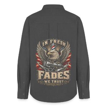 Barber Barbier dans Fresh Fades We Trust - Chemise Oxford Femme - charbon - Dos - AI Model Female 172 light (172cm)