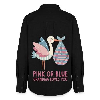 Révélation du sexe : Rose ou bleu Mamie t’aime, bébé - Chemise Oxford Femme - noir - Dos - AI Model Female 172 light (172cm)
