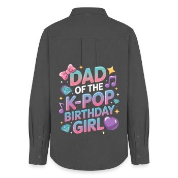 Papa du garçon anniversaire de la K-Pop – Papa fier - Chemise Oxford Femme - charbon - Dos - AI Model Female 172 light (172cm)