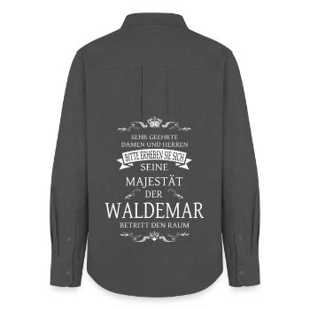 Sa Majesté le Waldemar entre dans la pièce - Chemise Oxford Femme - charbon - Dos - AI Model Female 172 light (172cm)