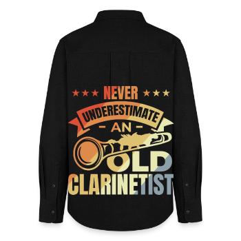 Ne sous-estimez jamais les vieux clarinettistes - Chemise Oxford Femme - noir - Dos - AI Model Female 172 light (172cm)