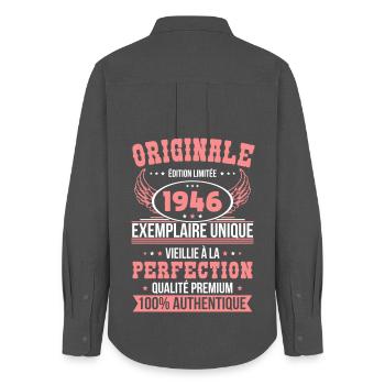 1946 – Exemplaire unique – Qualité premium - Chemise Oxford Femme - charbon - Dos - AI Model Female 172 light (172cm)