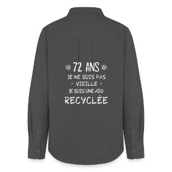 ado recyclée, anniversaire 72 ans, j'ai 72 ans - Chemise Oxford Femme - charbon - Dos - AI Model Female 172 light (172cm)