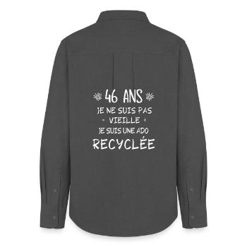 ado recyclée, anniversaire 46 ans, j'ai 46 ANS - Chemise Oxford Femme - charbon - Dos - AI Model Female 172 light (172cm)